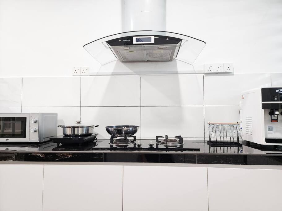 Near Aeon 15 Pax Wifi Game Smart Tv Holiday home *